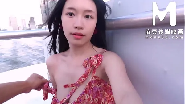 Asian Babe’s Wild Outdoor Flash: Massive Tits Bounce Free